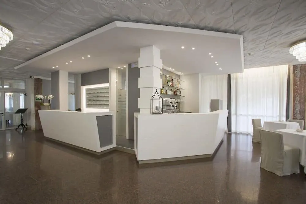 Hotel Imperial Palace ليدو دي يسولو