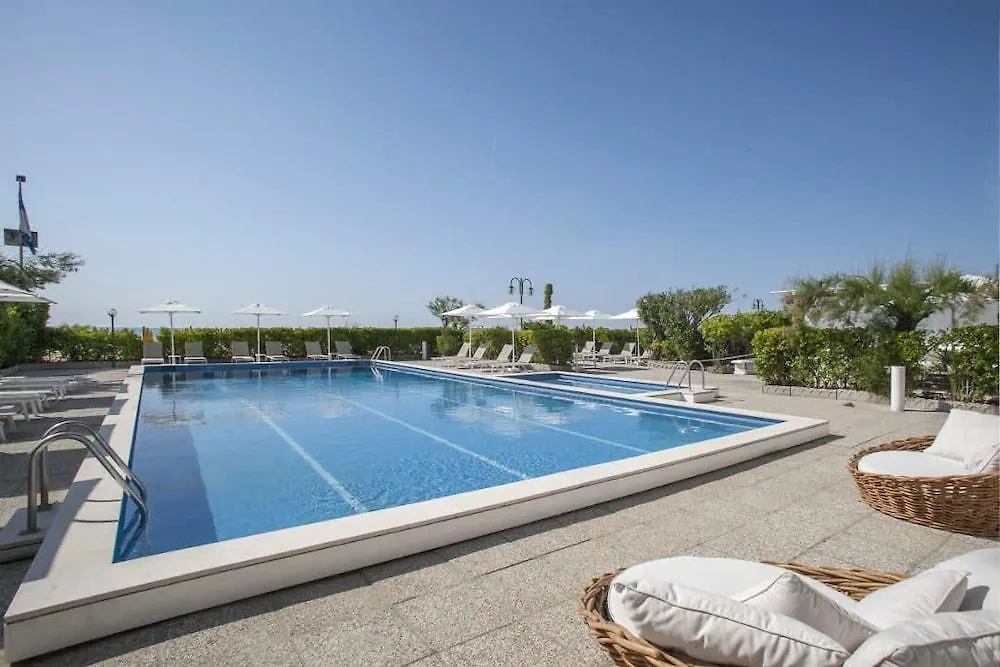 Hotel Imperial Palace ليدو دي يسولو 3*,